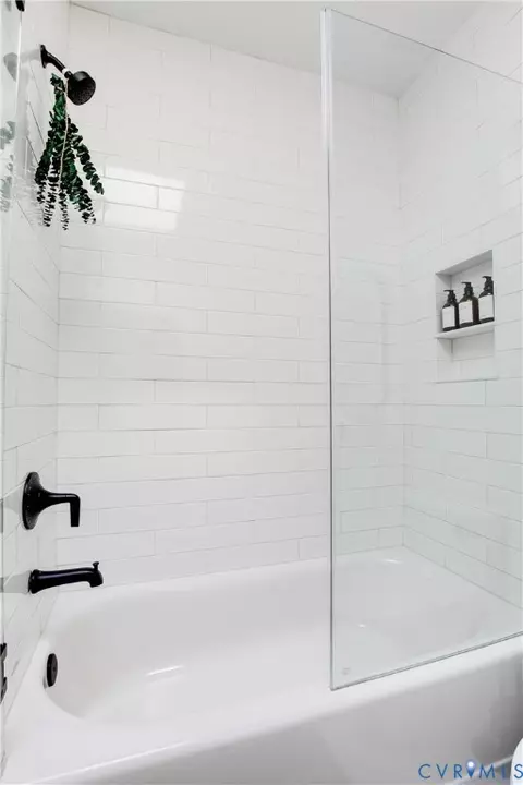 Bath - 3142 Floyd Ave, Richmond, VA 23221 photo 8 of 9