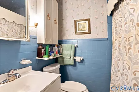 Bath - 3918 Peyton Ave, Richmond, VA 23224 photo 1 of 3