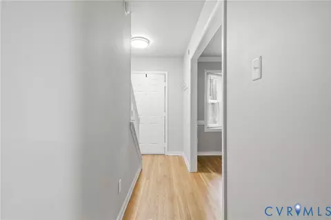 Entry Way - 5800 Mill Spring Ln, Midlothian, VA 23112 photo 2 of 5
