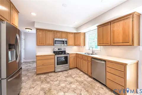 Kitchen - 349 Wallingham Dr, Midlothian, VA 23114 photo 1 of 2