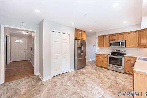 Entry Way - 349 Wallingham Dr, Midlothian, VA 23114 photo 2 of 3