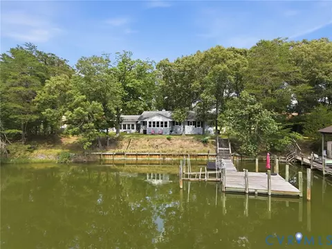 597 Harbor Dr, Reedville, VA 22539