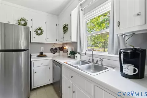 Kitchen - 7306 Native Dancer Dr, Midlothian, VA 23112 photo 2 of 3