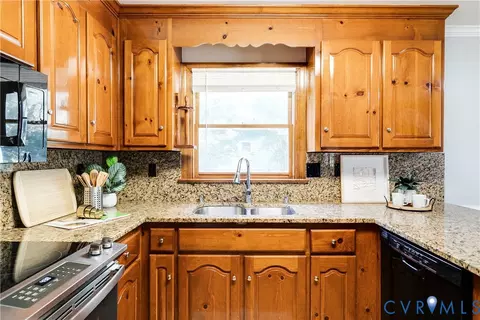 Kitchen - 2420 Olde Queen Ter, Midlothian, VA 23113 photo 3 of 5