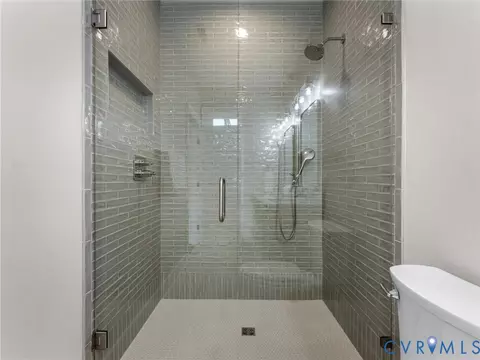 Bath - 906 Maple Ave, Richmond, VA 23226 photo 4 of 7