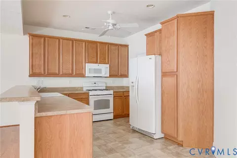 Kitchen - 425 Dunlin Ct, Midlothian, VA 23114 photo 2 of 5