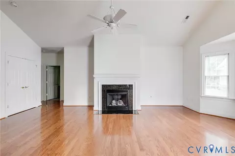 Living - 425 Dunlin Ct, Midlothian, VA 23114 photo 3 of 6