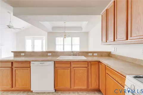 Kitchen - 425 Dunlin Ct, Midlothian, VA 23114 photo 4 of 5