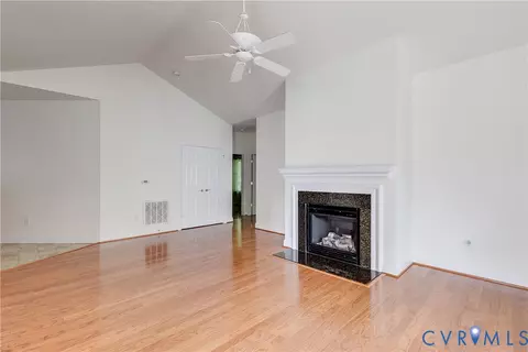 Living - 425 Dunlin Ct, Midlothian, VA 23114 photo 2 of 6