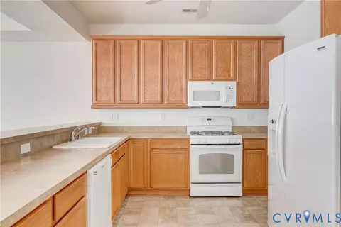 Kitchen - 425 Dunlin Ct, Midlothian, VA 23114 photo 3 of 5