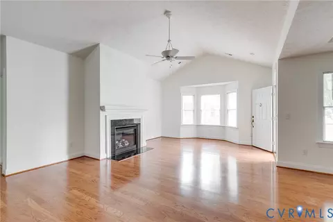 Living - 425 Dunlin Ct, Midlothian, VA 23114 photo 4 of 6