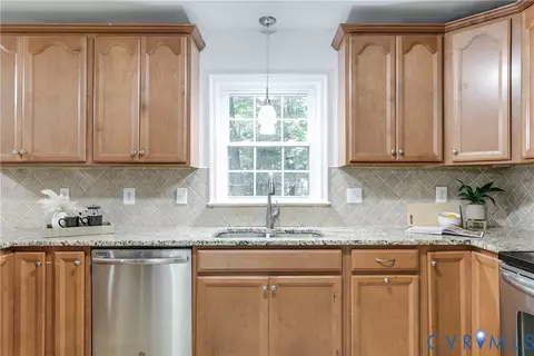 Kitchen - 5808 Oak Knoll Rd, Midlothian, VA 23112 photo 4 of 4