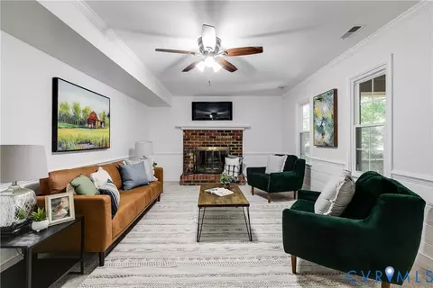 Living - 5808 Oak Knoll Rd, Midlothian, VA 23112 photo 1 of 2