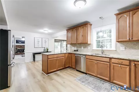 Kitchen - 5808 Oak Knoll Rd, Midlothian, VA 23112 photo 3 of 4