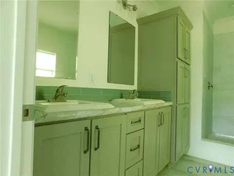 Bath - 6602 Kimberly Dr, Gloucester, VA 23061 photo 1 of 3