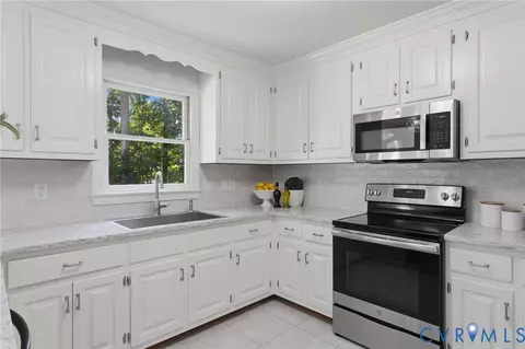 Kitchen - 2311 Castle Hill Rd, Midlothian, VA 23113 photo 3 of 4