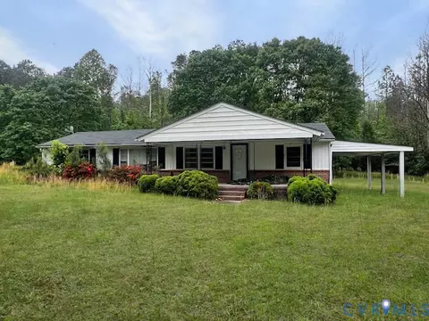 565 Town Bridge Rd, Saluda, VA 23149