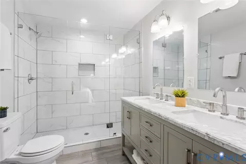 Bath - 229 E 36th St, Richmond, VA 23224 photo 2 of 5