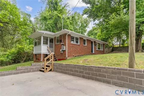108 Vaughan St, Farmville, VA 23901