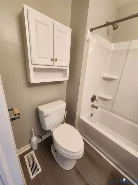 Bath - 1404 Carter St, Richmond, VA 23220 photo 3 of 3