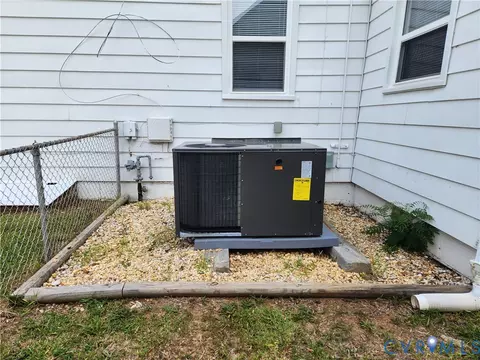 Exterior - 1404 Carter St, Richmond, VA 23220 photo 3 of 3