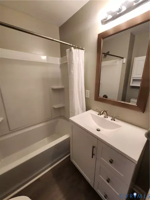 Bath - 1404 Carter St, Richmond, VA 23220 photo 2 of 3