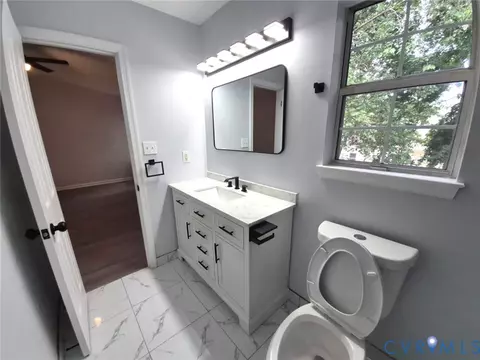 Bath - 54 George Ct, Hampton, VA 23663 photo 2 of 5