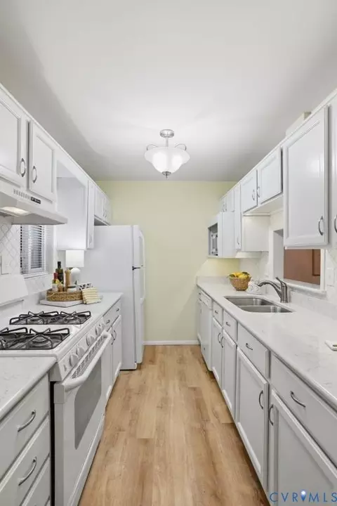 Kitchen - 11733 N Briar Patch Dr, Midlothian, VA 23113 photo 2 of 4