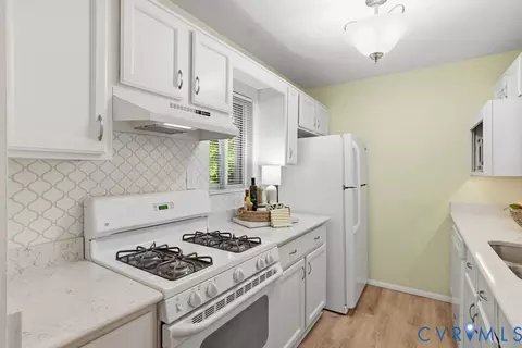 Kitchen - 11733 N Briar Patch Dr, Midlothian, VA 23113 photo 3 of 4