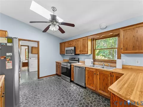 Kitchen - 15971 Branchs Rd, Dewitt, VA 23840 photo 2 of 3