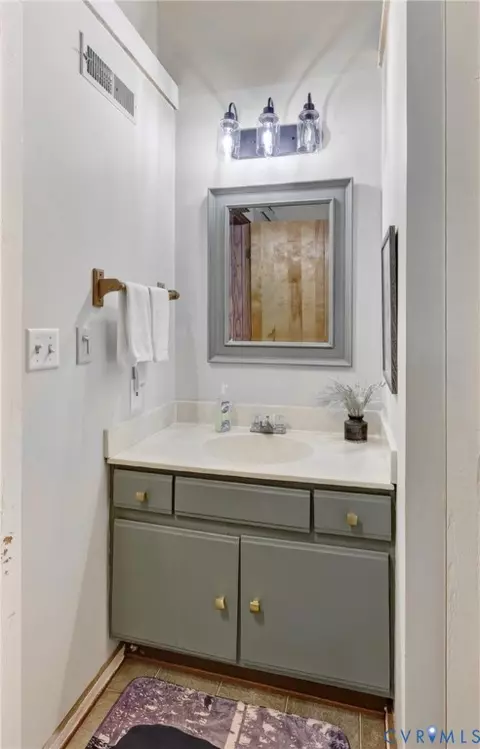 Bath - 388 Spitz Ln #B, Basye, VA 22810 photo 2 of 5