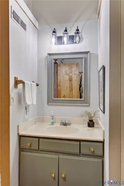Bath - 388 Spitz Ln #B, Basye, VA 22810 photo 1 of 5