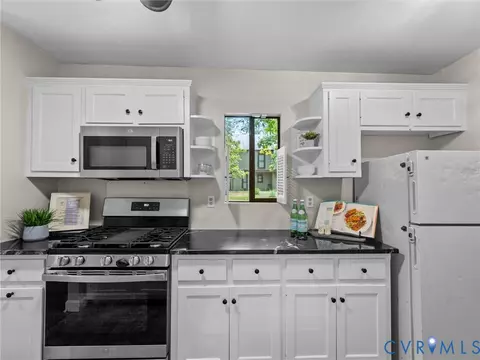 Kitchen - 11781 N Briar Patch Dr, Midlothian, VA 23113 photo 2 of 3
