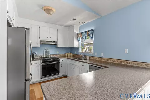 Kitchen - 20 Lynns Ln, Wake, VA 23176 photo 3 of 4