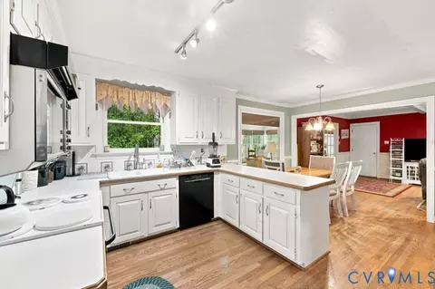 Kitchen - 2120 Heathland Dr, Midlothian, VA 23113 photo 2 of 3