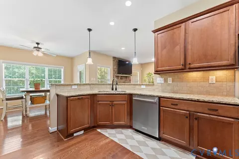 Kitchen - 13610 Cooks Mill Pl, Lanexa, VA 23089 photo 6 of 6