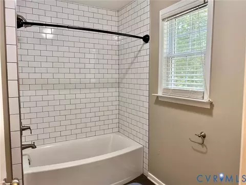 Bath - 9880 Knobs Hill Ln, Amelia Court House, VA 23002 photo 2 of 4