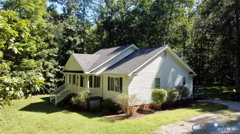Exterior - 9880 Knobs Hill Ln, Amelia Court House, VA 23002 photo 2 of 10