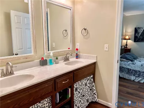 Bath - 9880 Knobs Hill Ln, Amelia Court House, VA 23002 photo 3 of 4