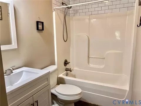 Bath - 9880 Knobs Hill Ln, Amelia Court House, VA 23002 photo 4 of 4