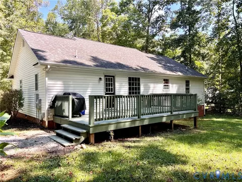 Exterior - 9880 Knobs Hill Ln, Amelia Court House, VA 23002 photo 4 of 10