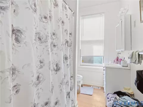 Bath - 30 S Davis Ave, Richmond, VA 23220 photo 2 of 2