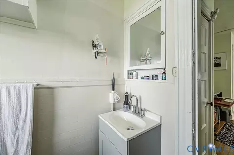 Bath - 1209 Wallace St, Richmond, VA 23220 photo 1 of 7
