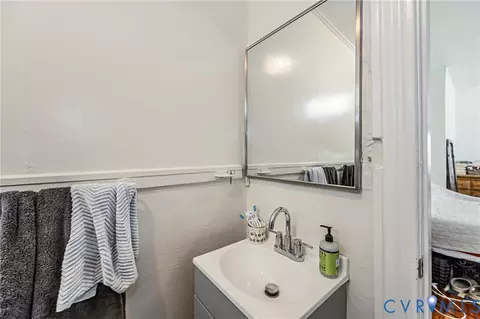 Bath - 1209 Wallace St, Richmond, VA 23220 photo 5 of 7