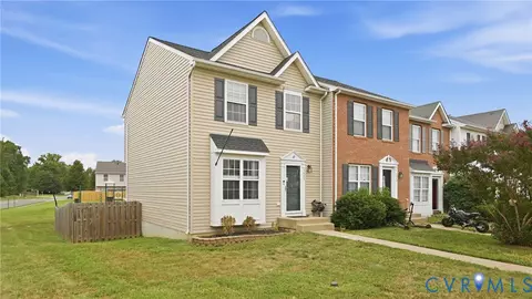 3945 Saint Michaels Sq, Fredericksburg, VA 22408