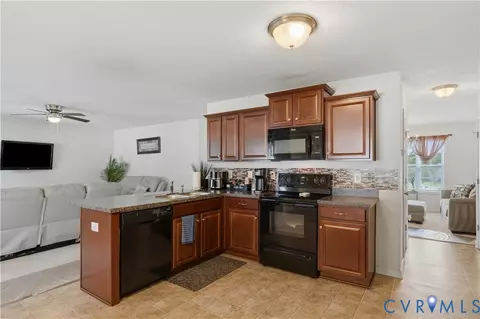 Entry Way - 5044 Parrish Branch Rd, Midlothian, VA 23112 photo 2 of 5