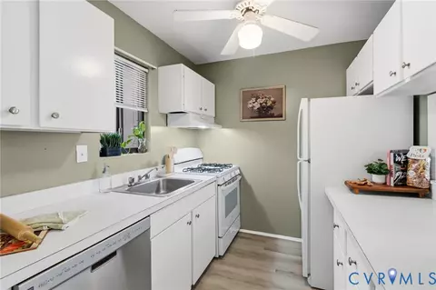 Kitchen - 11923 W Briar Patch Dr, Midlothian, VA 23113 photo 2 of 2