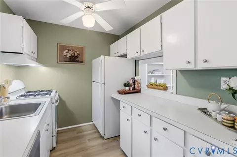 Kitchen - 11923 W Briar Patch Dr, Midlothian, VA 23113 photo 1 of 2