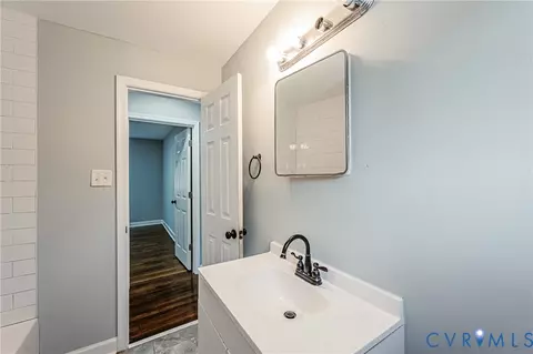Bath - 2103 Warwick Ave, Richmond, VA 23224 photo 4 of 9