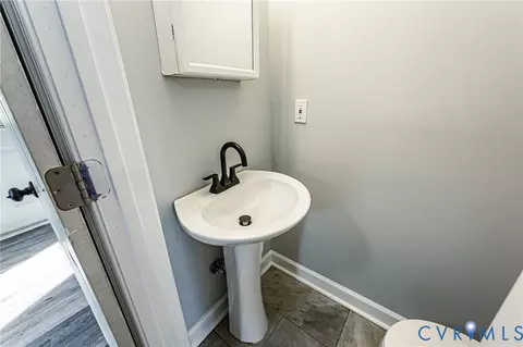 Bath - 2103 Warwick Ave, Richmond, VA 23224 photo 8 of 9